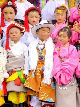 今日头条藏族孩子,传承民族文化的未来希望
